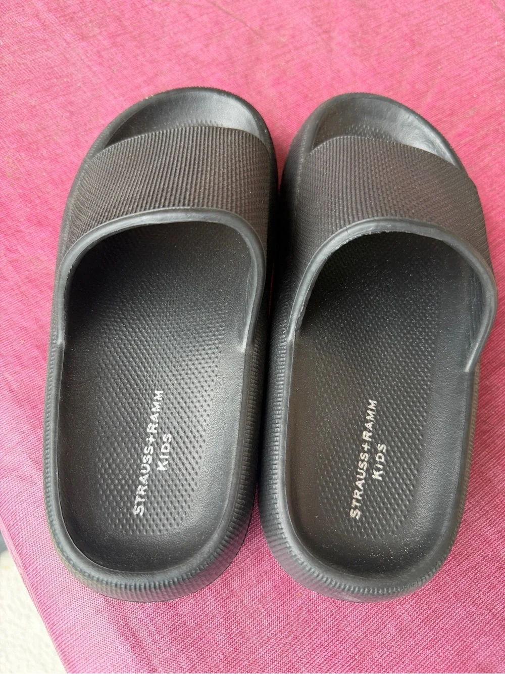 👉🏼NWT👈🏼 Kid’s Strauss + Ramm Black Cayde Youth Slide Sandal Sz: 4M